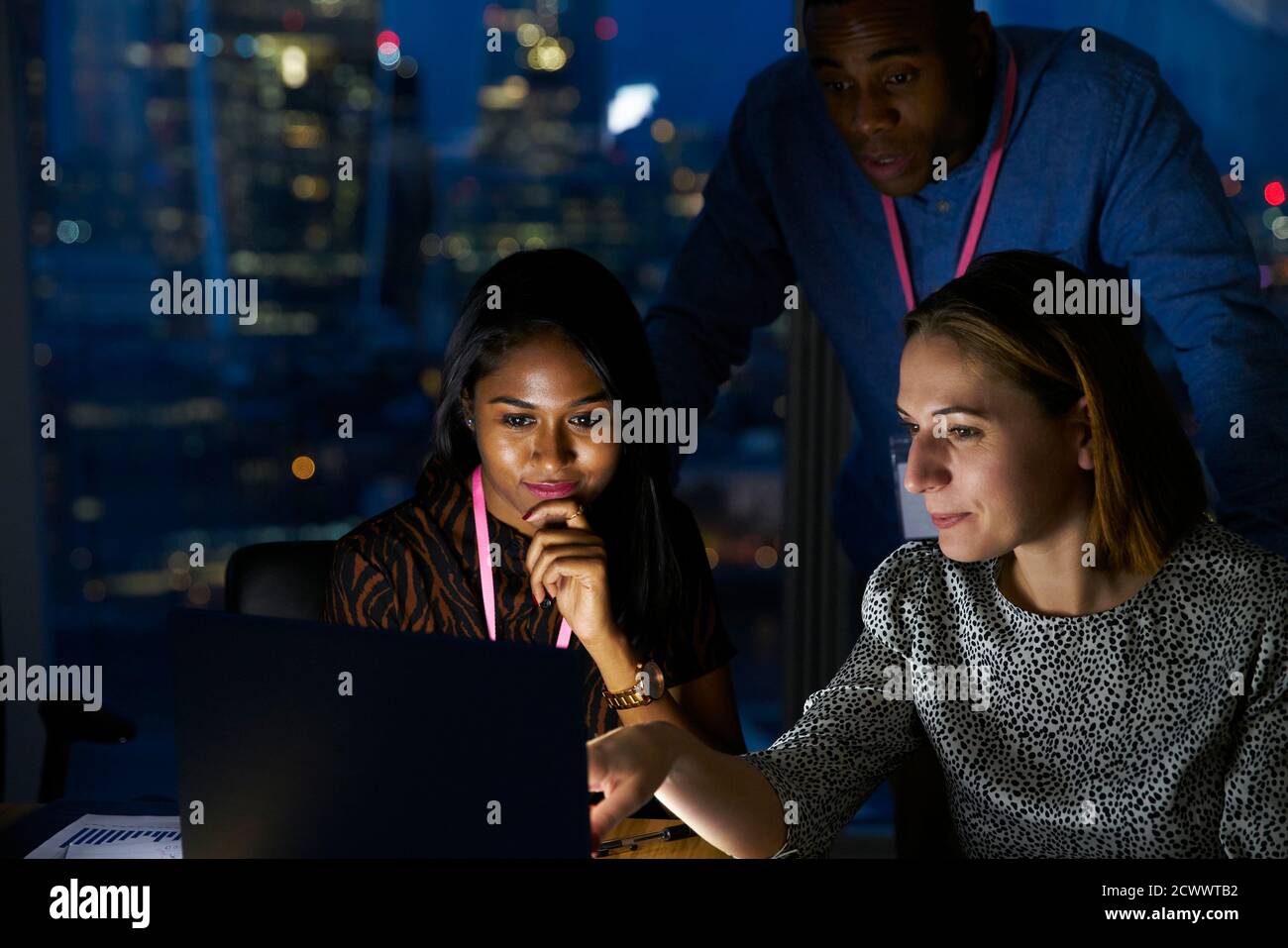 Les gens d'affaires travailler tard le laptop in office Banque D'Images