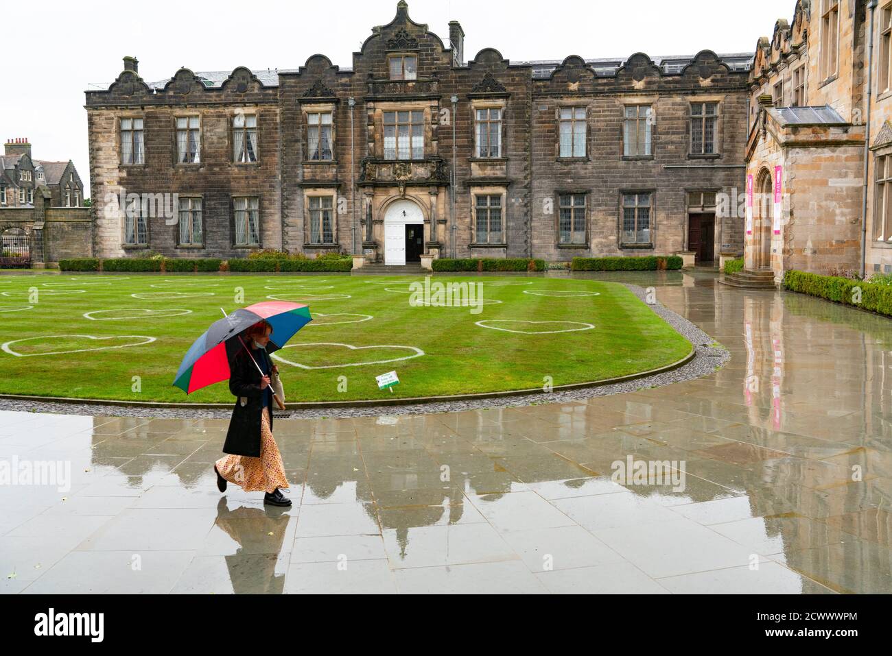 St Andrews, Écosse, Royaume-Uni. 30 septembre 2020. On a dit aux étudiants des salles de résidence de l'Université St Andrews qu'ils peuvent partir à la maison sans pénalité financière. Le gouvernement écossais a déclaré de manière controversée aux étudiants écossais de s'auto-isoler dans leurs chambres à la suite des épidémies localisées de Covid-19 parmi les étudiants. Photo : le Quad de St Salvator à l'université. Iain Masterton/Alay Live News Banque D'Images