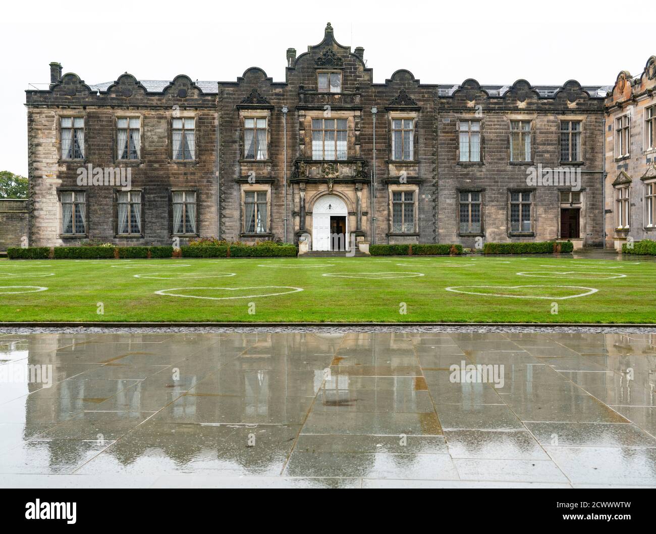 St Andrews, Écosse, Royaume-Uni. 30 septembre 2020. On a dit aux étudiants des salles de résidence de l'Université St Andrews qu'ils peuvent partir à la maison sans pénalité financière. Le gouvernement écossais a déclaré de manière controversée aux étudiants écossais de s'auto-isoler dans leurs chambres à la suite des épidémies localisées de Covid-19 parmi les étudiants. Photo : le Quad de St Salvator à l'université. Iain Masterton/Alay Live News Banque D'Images