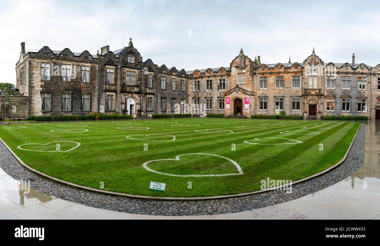 St Andrews, Écosse, Royaume-Uni. 30 septembre 2020. On a dit aux étudiants des salles de résidence de l'Université St Andrews qu'ils peuvent partir à la maison sans pénalité financière. Le gouvernement écossais a déclaré de manière controversée aux étudiants écossais de s'auto-isoler dans leurs chambres à la suite des épidémies localisées de Covid-19 parmi les étudiants. Sur la photo, la pelouse à l'intérieur du Quad de St Salvator a été marquée pour assurer une distance sociale de 2 M. Iain Masterton/Alay Live News Banque D'Images