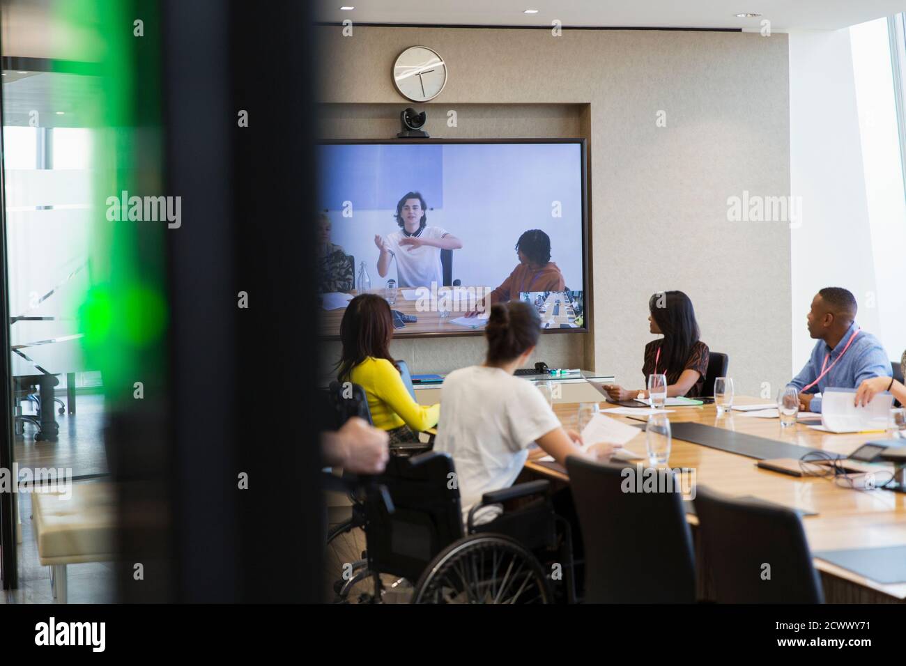 Visioconférence pour les professionnels dans une salle de conférence Banque D'Images