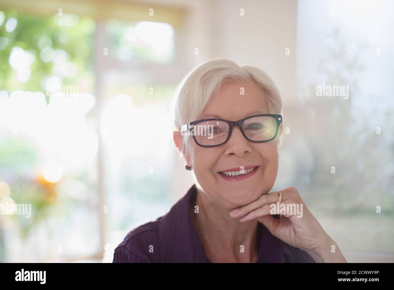 Portrait bonne confiante femme âgée en lunettes Banque D'Images