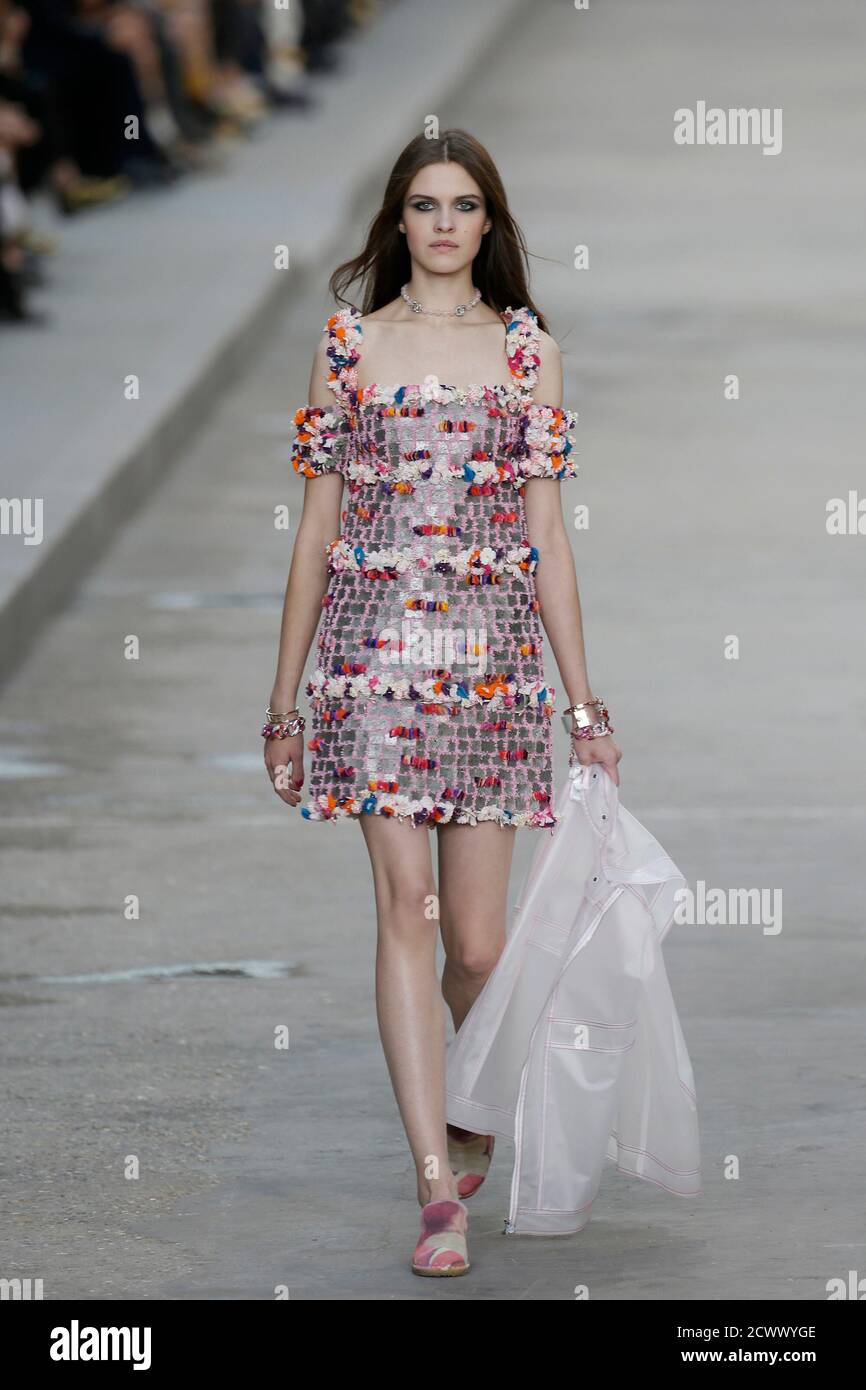 Un modèle présente une création du designer allemand Karl Lagerfeld dans le  cadre de sa collection prêt-à-porter pour femmes printemps/été 2015 pour la  maison de mode française Chanel lors de la semaine
