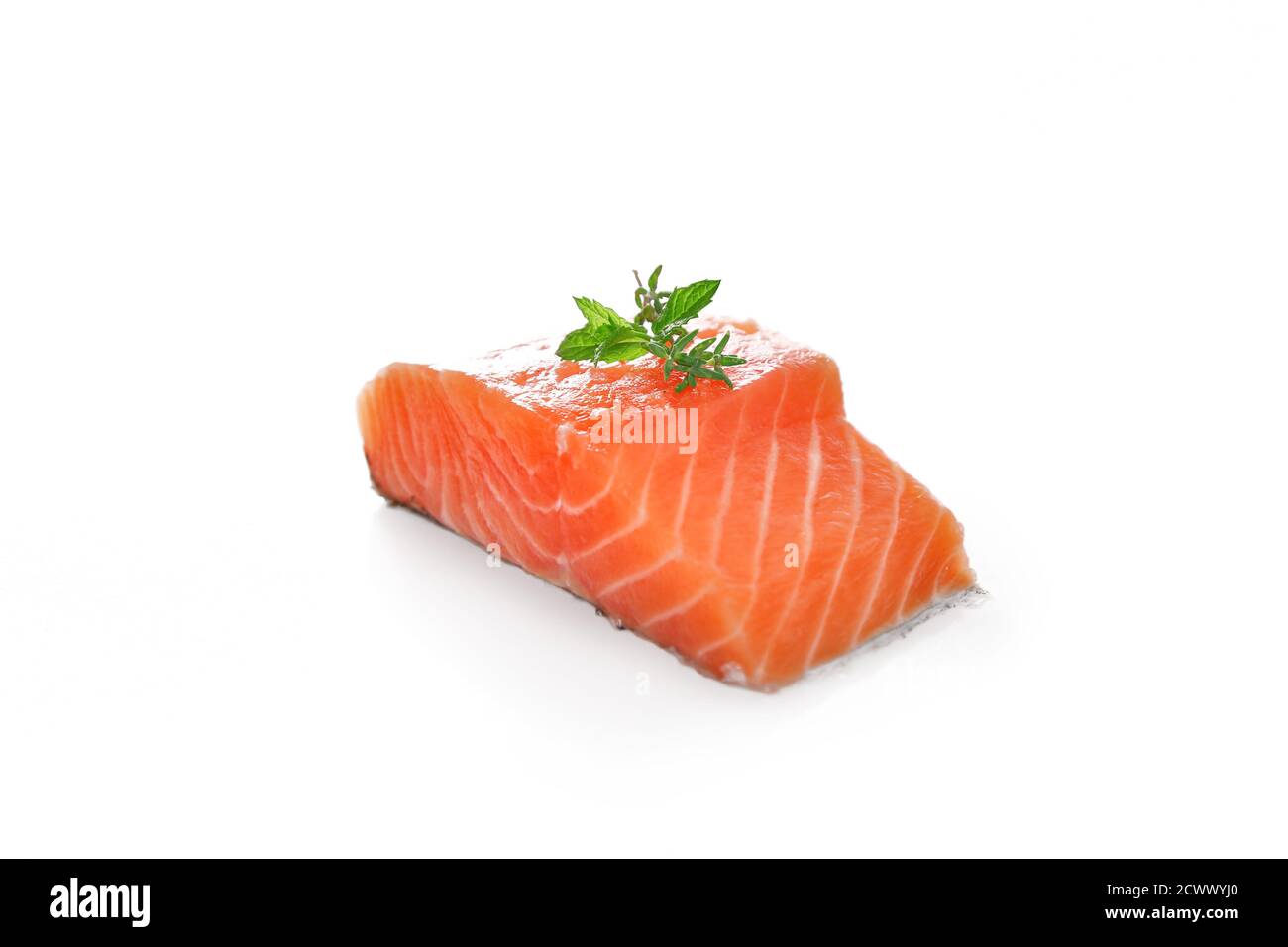 filet de saumon cru sur fond blanc, poisson cru, poivre et elle aromatique  Photo Stock - Alamy