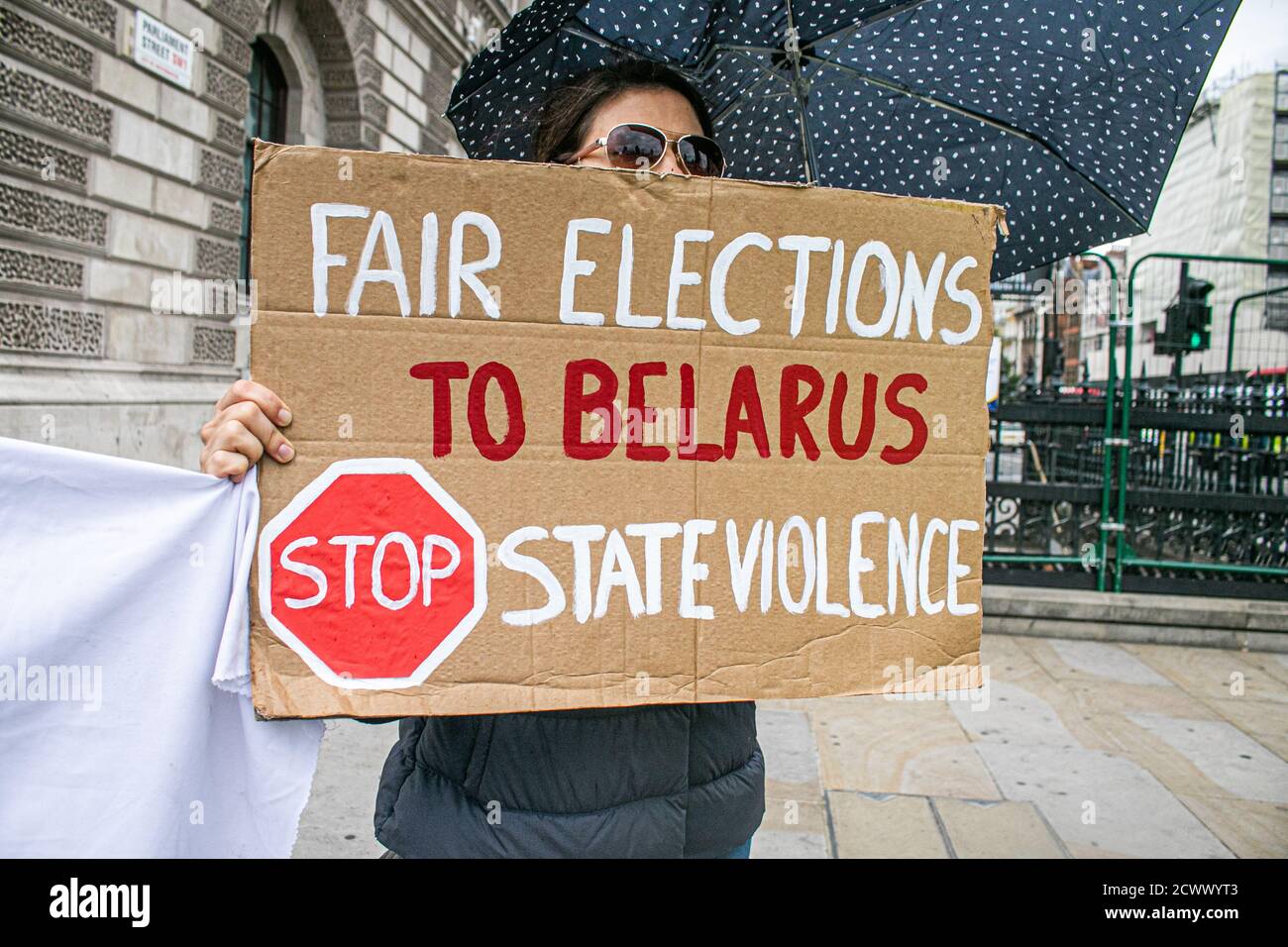 WESTMINSTER LONDRES, ROYAUME-UNI. 30 septembre 2020. Un groupe de manifestants manifestent en dehors du Parlement contre les résultats des élections en Biélorussie alors que le gouvernement du Royaume-Uni impose des sanctions contre le président Alexandre Loukachenko, y compris un gel des avoirs et une interdiction de voyager pour censurer la violence du régime autoritaire contre le peuple du Bélarus. Credit: amer ghazzal / Alamy Live News Banque D'Images