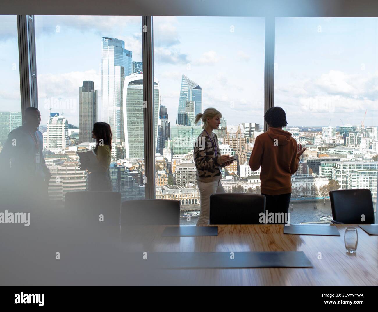Les gens d'affaires parlent à la vitrine de la grande tour de bureau, Londres, Royaume-Uni Banque D'Images