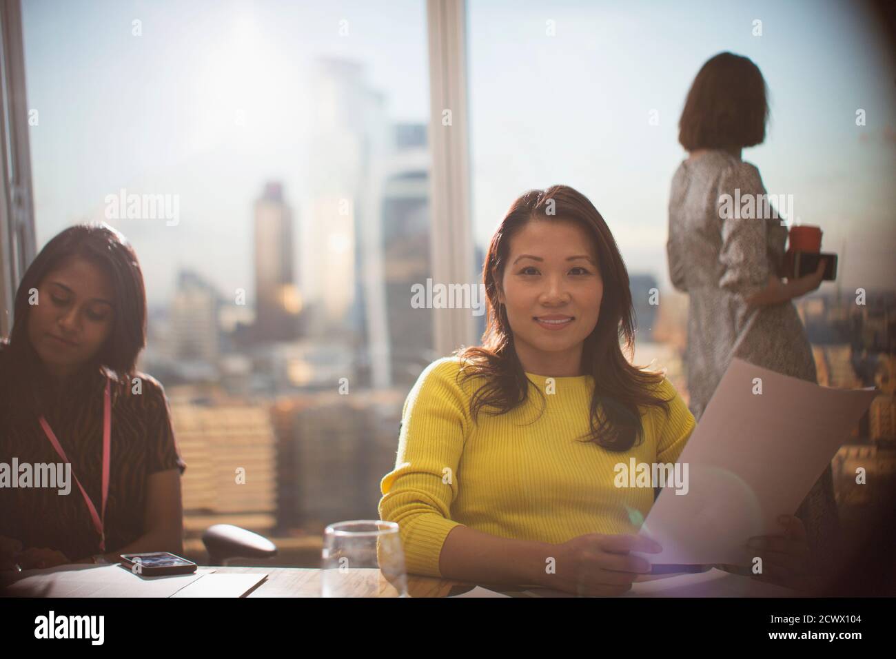 Portrait d'une femme d'affaires confiante avec paperasse dans la salle de conférence Banque D'Images