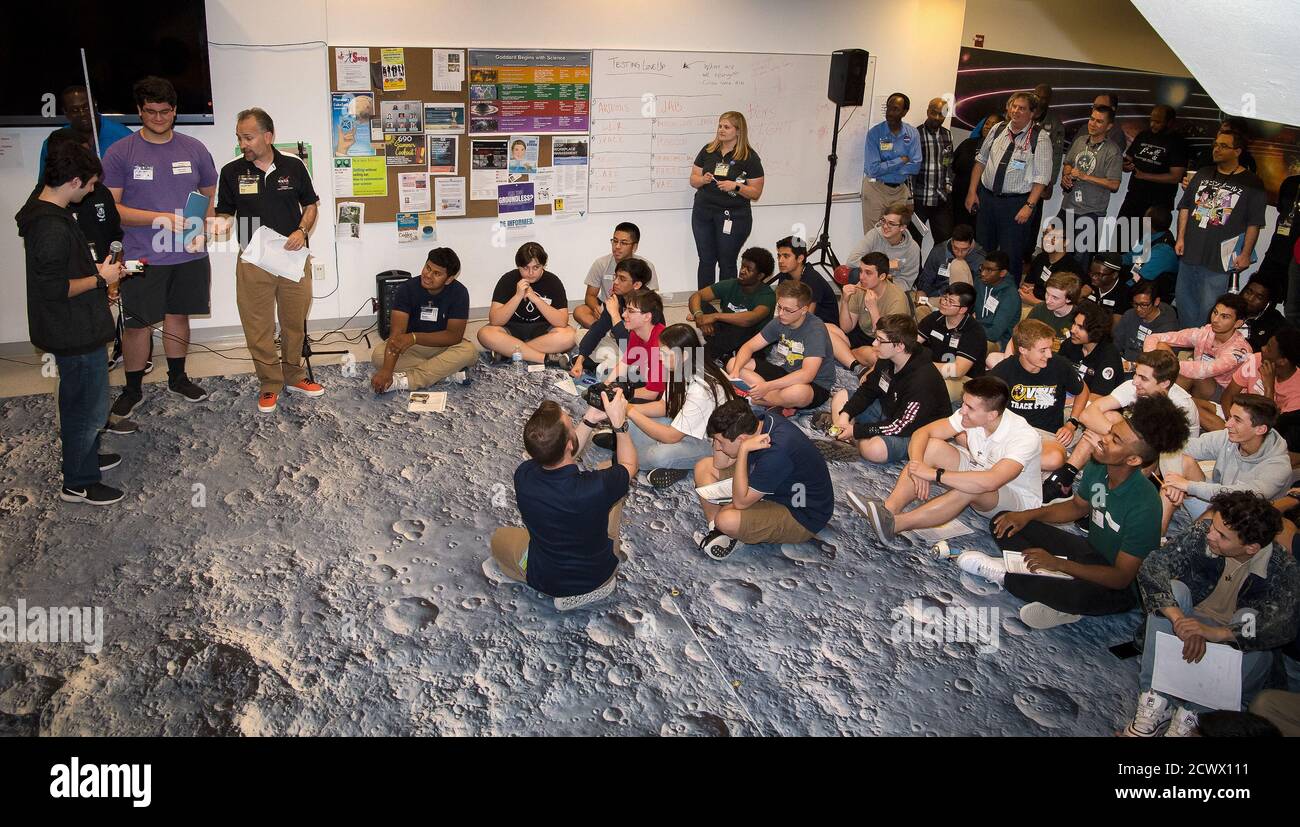 ‘STEM Boys Night In’ à la NASA Goddard 11 juin 2019 vendredi soir, près de 50 étudiants du Maryland et de la Virginie sont arrivés au Goddard Space Flight Centre de la NASA à Greenbelt, Maryland, pour un sleepover sur le thème DE LA TIGE, prêt à apprendre des carrières dans les sciences, la technologie, l'ingénierie et les mathématiques. L'événement éducatif, qui fait suite au succès de notre soirée des filles en novembre, a offert aux jeunes hommes une chance de rencontrer des scientifiques et des ingénieurs en activité et de découvrir des opportunités dans les professions LIÉES AUX STIM. En plus de rencontrer des scientifiques et des ingénieurs de la NASA, les étudiants ont également rencontré Chris Scolese (Directeur Banque D'Images