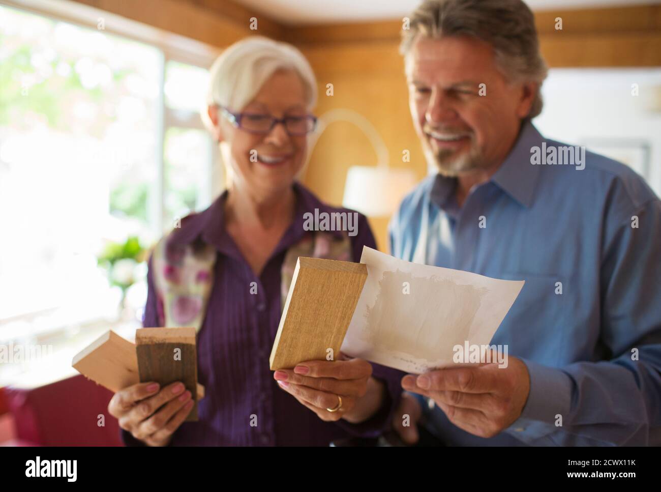 Couple senior regardant les nuances de bois et de peinture Banque D'Images