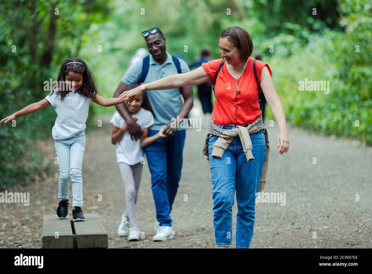 Bonne famille marchant sur le sentier du parc Banque D'Images