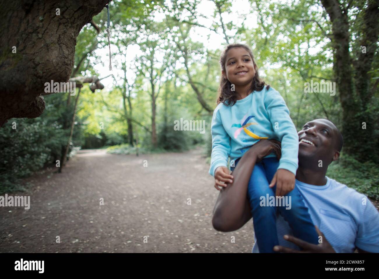 Père et fille heureux sur le chemin dans les bois Banque D'Images