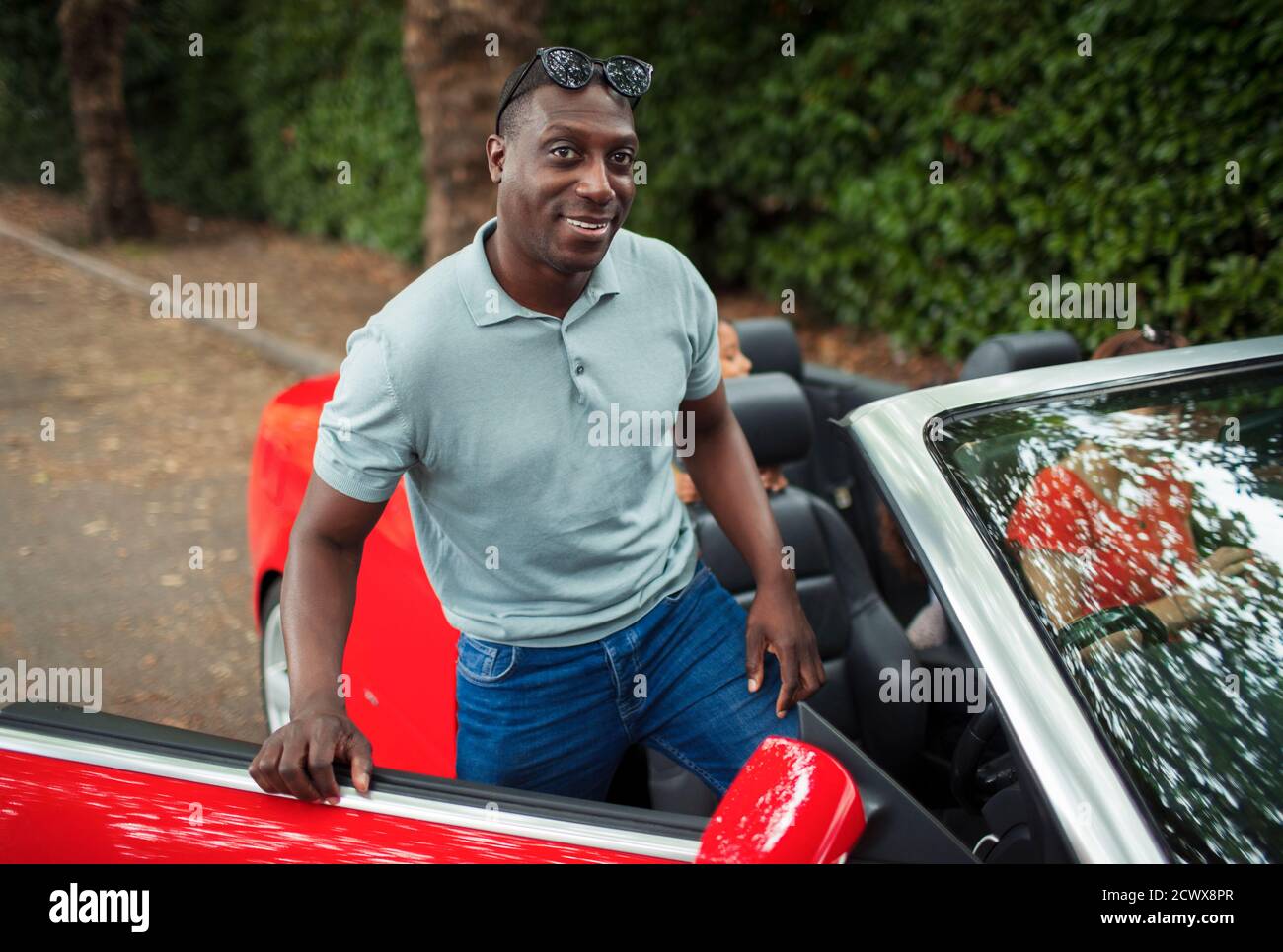 Portrait beau homme en convertible Banque D'Images