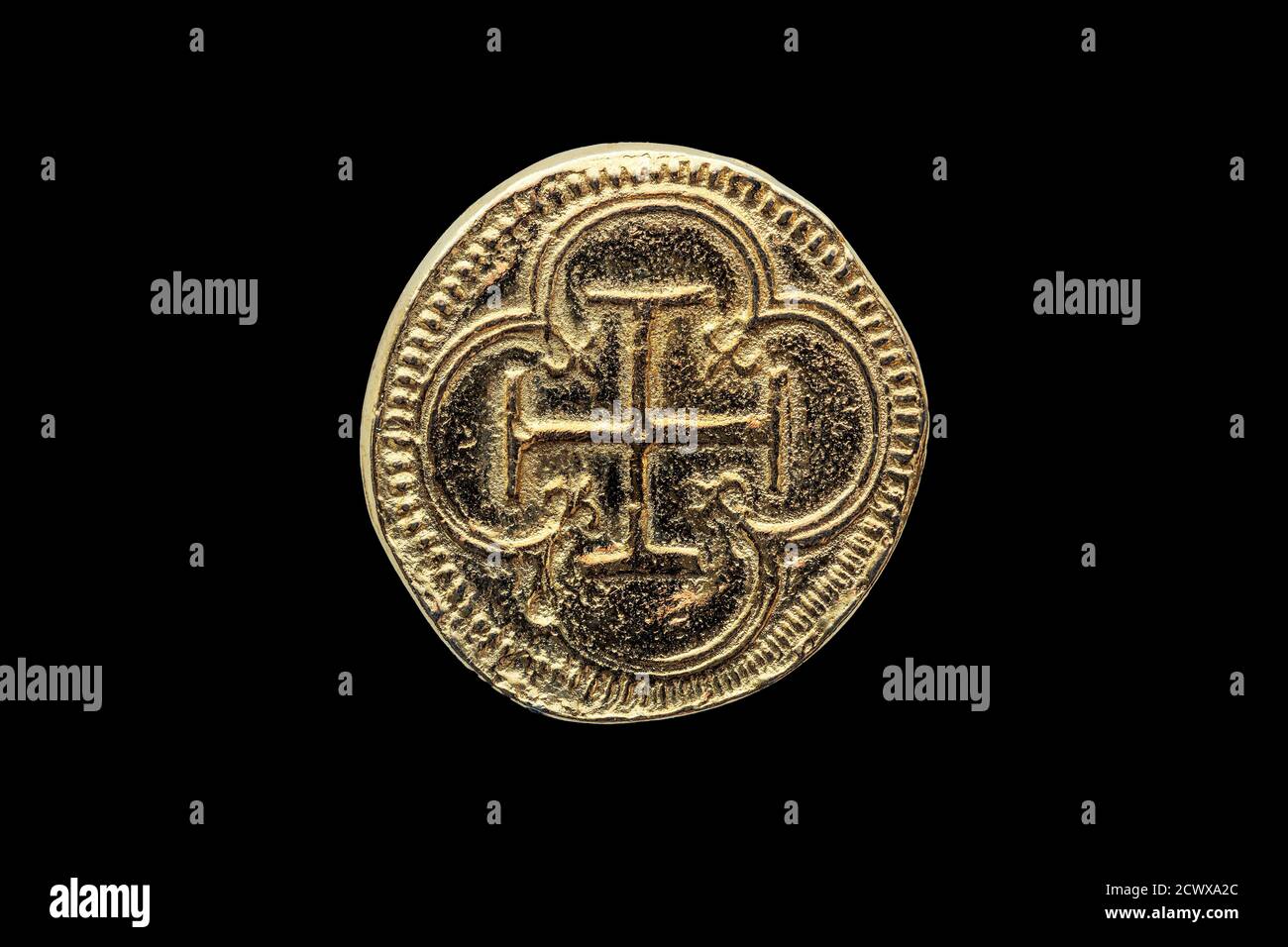 Gold Escudos réplique de la pièce de monnaie de Philip II (Felipe II) De l'Espagne Croix en quatrefoil face arrière découpe et Isolé sur un fond blanc photo IM Banque D'Images
