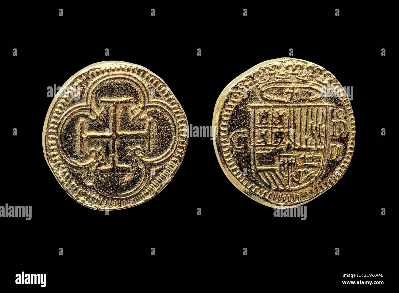 Gold Escudos réplique de pièce de monnaie de Philip II (Felipe II) De l'Espagne couronné bouclier Obverset Croix en quatrefoil coupe inversée et isolé sur un noir Banque D'Images