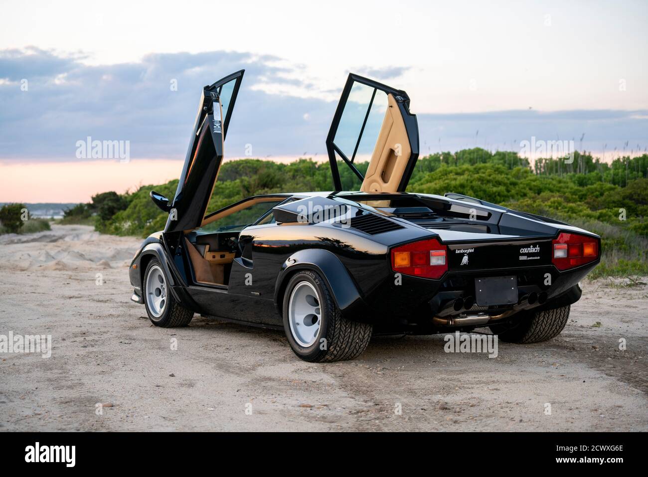 Vue arrière 3/4 d'un 1985 Lamborghini Countach 5000QV avec les portes ouvertes. Banque D'Images