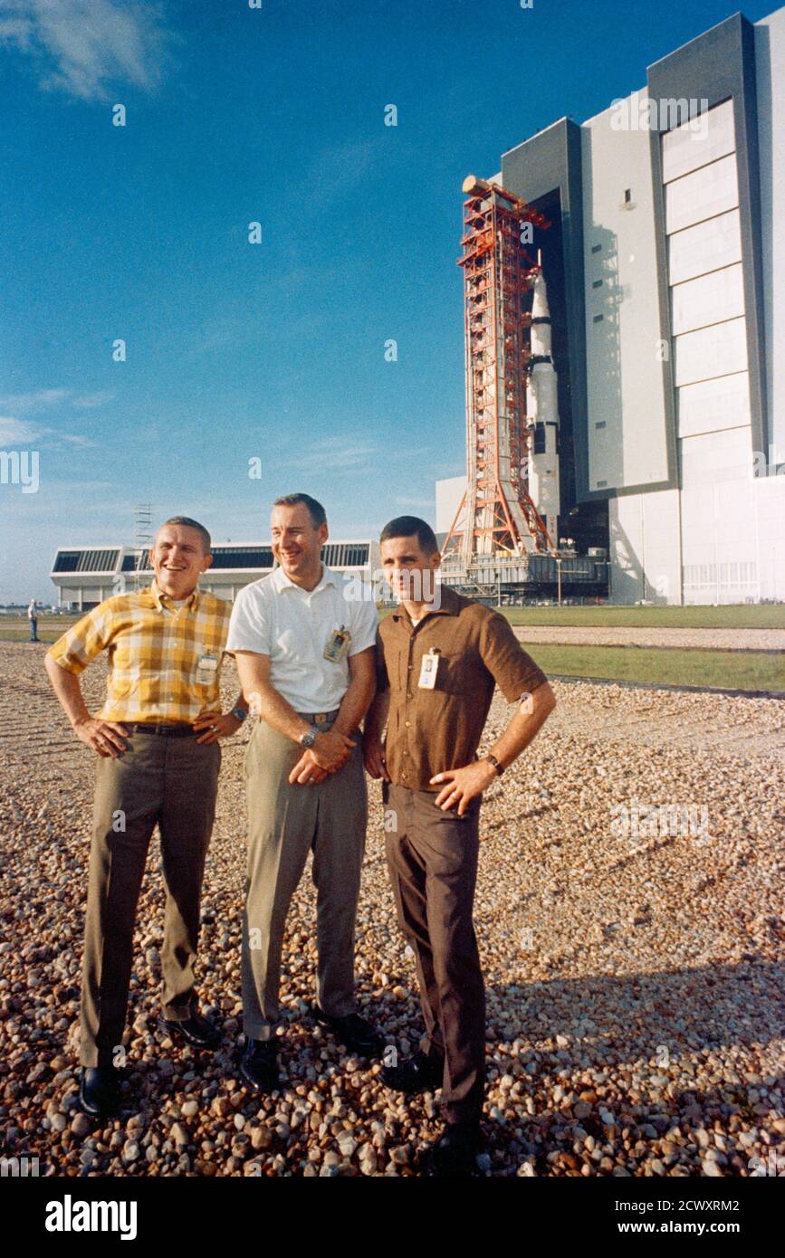 Apollo 8 Crew en août 1968, trois astronautes de la NASA ont reçu un appel leur demandant d'annuler leurs plans de vacances d'hiver — ils se sont mis sur la Lune. Cinquante ans plus tard, nous célébrons la mission historique d'Apollo 8: go.nasa.gov/2EDarq3 ( https://go.nasa.gov/2EDarq3 ) S68-49397 (9 oct. 1968) -- - l'équipage de premier plan Apollo 8 se tient en premier plan tandis que le véhicule spatial Apollo (vaisseau spatial 103/Saturn 503) quitte le bâtiment d'assemblage de véhicules du Centre spatial Kennedy en route vers Pad A, Launch Complex 39. La pile V de Saturn et sa tour de lancement mobile sont au sommet d'un immense véhicule à chenilles. L'Apollo 8 c Banque D'Images