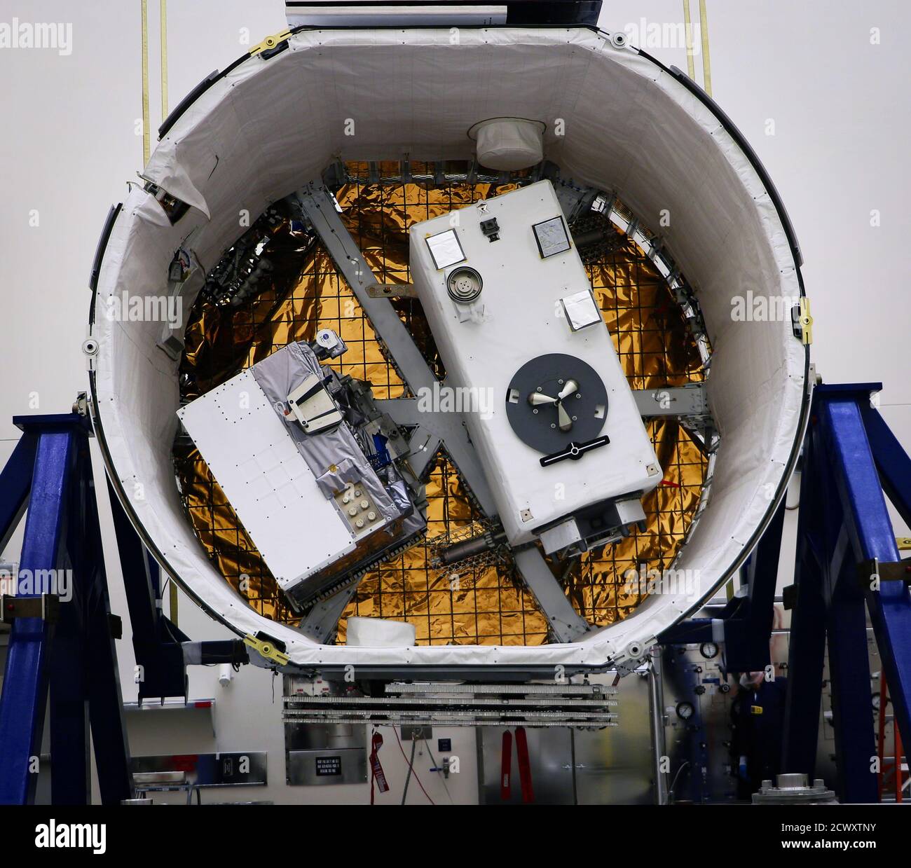Les deux missions de la NASA à venir, la mission de ravitaillement en robotique 3 (RRM3) et la Global Ecosystem Dynamics Investigation (GEDI), sont nichées côte à côte comme de vieux amis dans le tronc de Dragon, le premier vaisseau spatial commercial de @SpaceX dans l’histoire à livrer du fret à @iss et à rentrer en toute sécurité. Le 4 décembre, ces deux charges seront lancées ensemble à partir de @nasakennedy dans le cadre de la 16e mission de réapprovisionnement commercial SpaceX. Le RRM3 (à gauche) est la troisième phase d'une démonstration technologique en cours sur la Station spatiale internationale. Il va tester le stockage et le transfert de cryospa Banque D'Images