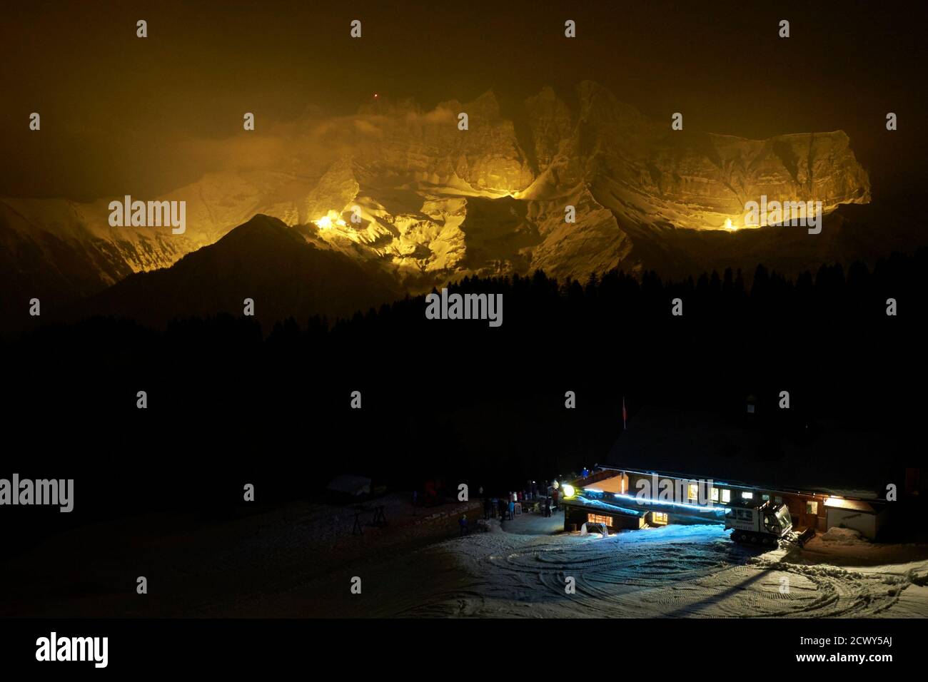 Les Gens Regardent Les Trois Sommets De La Montagne Des Dents Du Midi De La Cime De L Est De La Cathedrale Et De La Haute Cime L R Illumines Artificiellement Lors De L Evenement Des Sommets