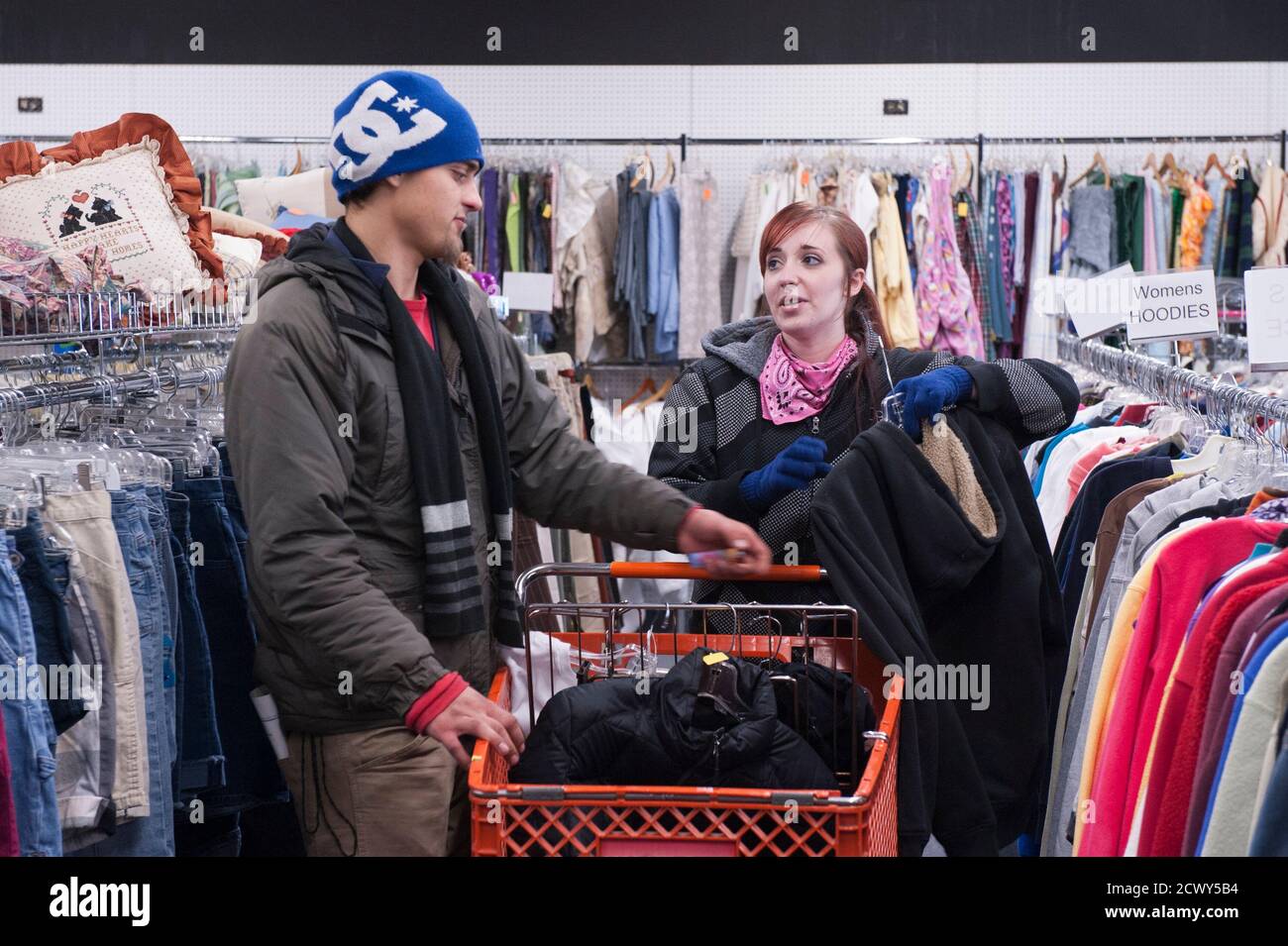 Jeff Williamson (L) et Terra Green recherchent des manteaux dans un magasin  de l'Armée du Salut à Williston, Dakota du Nord le 13 janvier 2015. Ils  sont arrivés plus tôt dans la