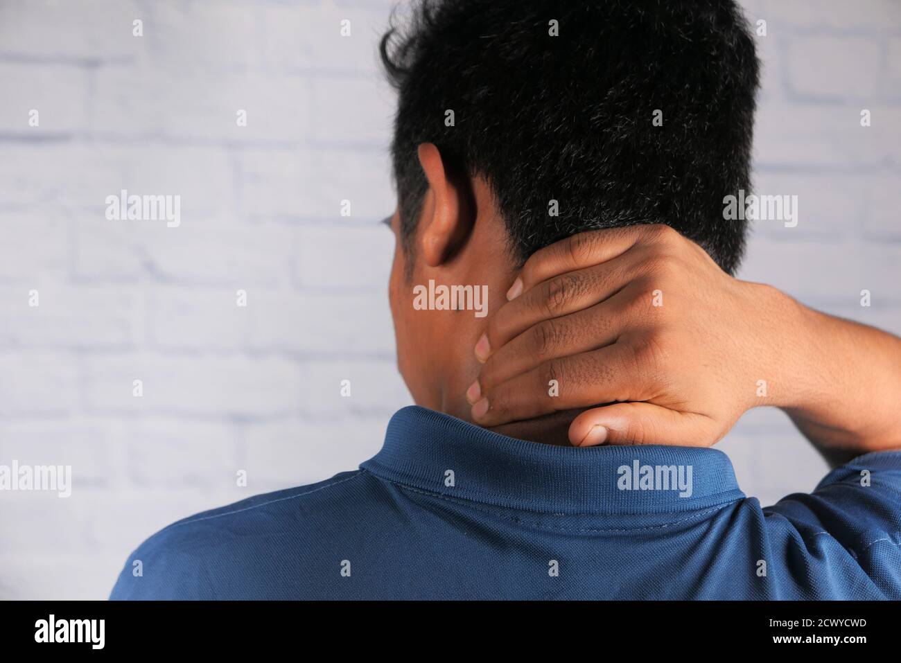 homme souffrant de douleurs au cou ou à l'épaule à la maison. Banque D'Images