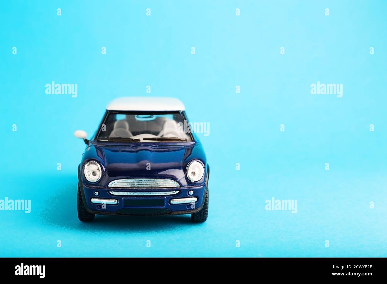 Ukraine, Odessa - 12 juin 2019 : modèle de petite voiture bleue sur fond bleu. Concept de voyage coloré dans des couleurs tendance. Symbole vacances aventures Banque D'Images