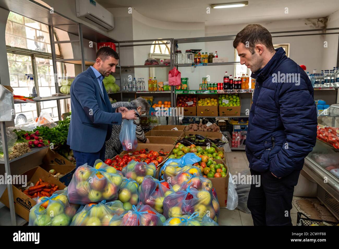 Les participants au projet de paix du YMCA Artak Mkrtchyan (l.), Gerog Sargsyan (r.), se rencontrent dans la petite ville de Martouni, dans le Haut-Karabakh, à environ cinq kilomètres de l'avant. La République du Caucase est combattue entre l'Arménie et l'Azerbaïdjan. Banque D'Images