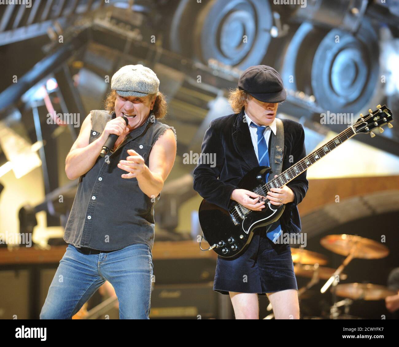 **PHOTO DE FICHIER** AC/DC se réunir avec le nouvel album sur le chemin. SUNRISE, FL - 20 DÉCEMBRE : Brian Johnson et Angus Young de AC/DC se produit au Bank Atlantic Centre le 20 décembre 2008 à Sunrise Florida. Crédit : mpi04/MediaPunch Banque D'Images
