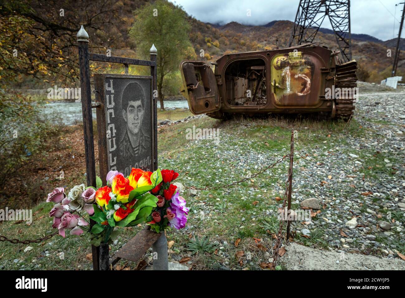 Détruit des chars comme un mémorial pour les soldats arméniens qui sont morts pendant les années de guerre dans les montagnes le long de la route de montagne du Haut-Karabakh. La République du Caucase est combattue entre l'Arménie et l'Azerbaïdjan. Banque D'Images