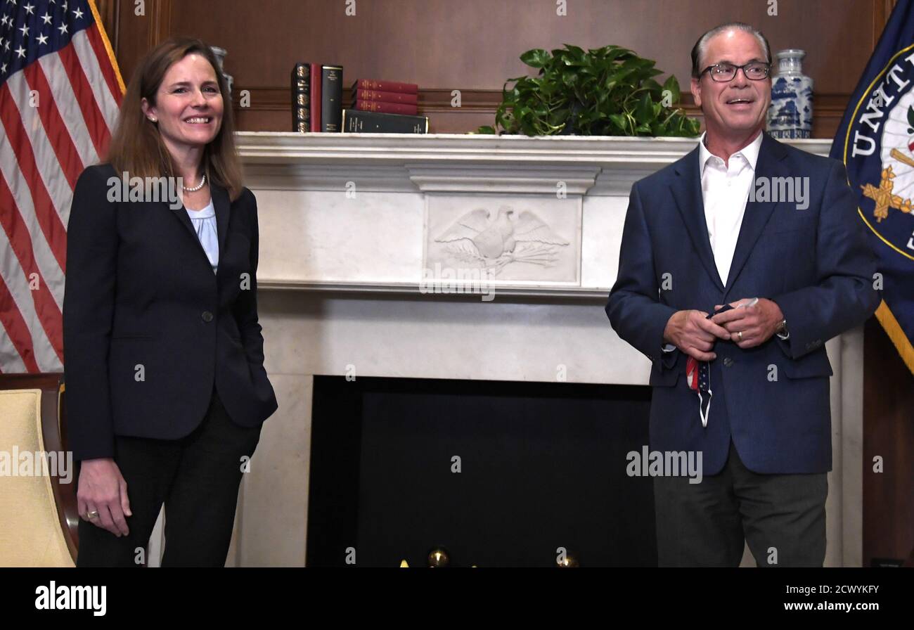 Washington, États-Unis. 30 septembre 2020. La juge Amy Coney Barrett (L), candidate à la Cour suprême, rencontre le sénateur Mike Braun, républicain de l'Indiana, alors qu'elle fait des appels de courtoisie sur les législateurs du Sénat, le mercredi 30 septembre 2020, au Capitole des États-Unis, Washington, DC. PHOTO DE PISCINE par Mike Theiler/UPI crédit: UPI/Alay Live News Banque D'Images