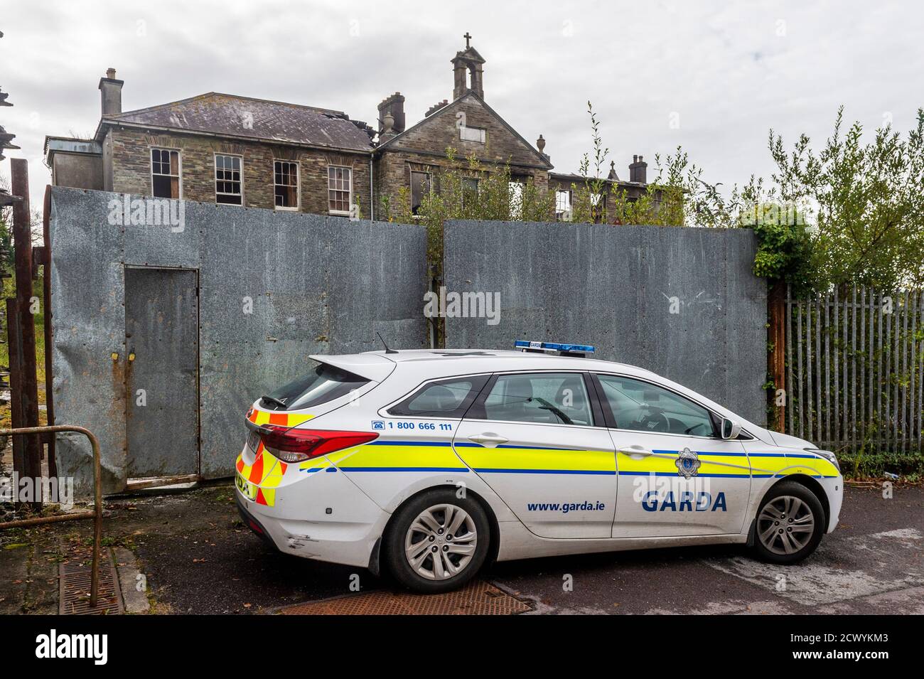 Skibbereen, West Cork, Irlande. 30 septembre 2020. Gardai enquête sur un incendie majeur dans l'ancien couvent de Skibbereen hier après-midi qui a détruit une partie du bâtiment. Bien que l'enquête en soit à ses premiers stades, des sources indiquent que l'incendie était dû à un incendie criminel. Une scène de crime enquêteur est actuellement à la scène de l'incendie majeur. Crédit : AG News/Alay Live News Banque D'Images