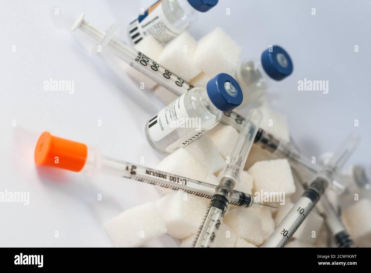 Dépendance au sucre, résistance à l'insuline, régime alimentaire malsain,  pyramide des cubes de sucre, bouteilles d'insuline et seringue pour la  vaccination sur fond blanc, diabète Photo Stock - Alamy