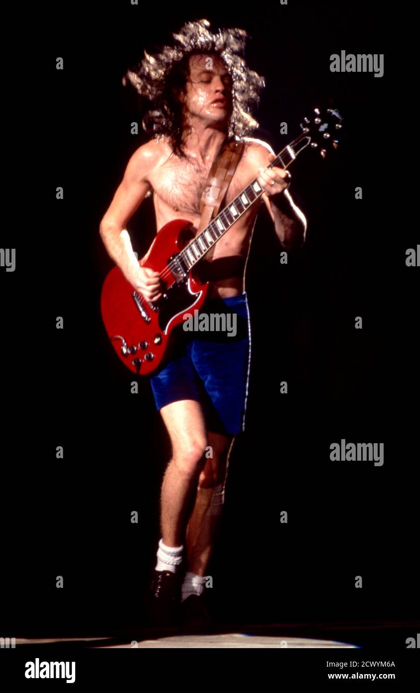 **PHOTO DE FICHIER** AC/DC se réunir avec le nouvel album sur le chemin. DETROIT, MI - 17 NOVEMBRE : le guitariste australien Angus Young, de l'AC/DC, joue dans son uniforme d'élève lors de la tournée Flick of the Switch, le 17 novembre 1983, à l'arène Joe Louis, à Detroit, Michigan. Crédit : Ross Marino Archive/MediaPunch Banque D'Images
