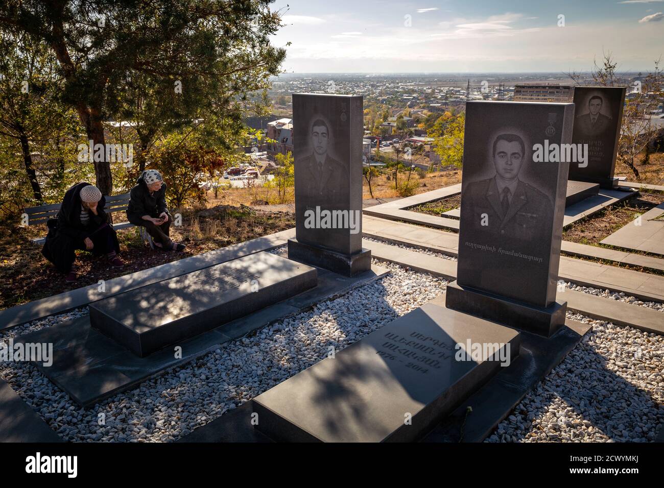 Au cimetière militaire de Yerablur, dans la capitale arménienne Erevan, les soldats morts sur le front au Haut-Karabakh sont enterrés. La République du Caucase est combattue entre l'Arménie et l'Azerbaïdjan. Banque D'Images