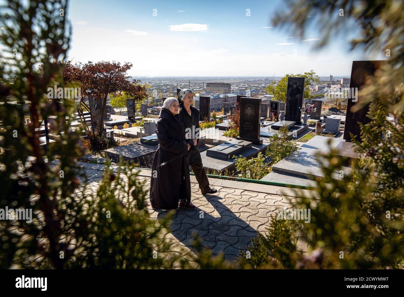 Au cimetière militaire de Yerablur, dans la capitale arménienne Erevan, les soldats morts sur le front au Haut-Karabakh sont enterrés. La République du Caucase est combattue entre l'Arménie et l'Azerbaïdjan. Banque D'Images