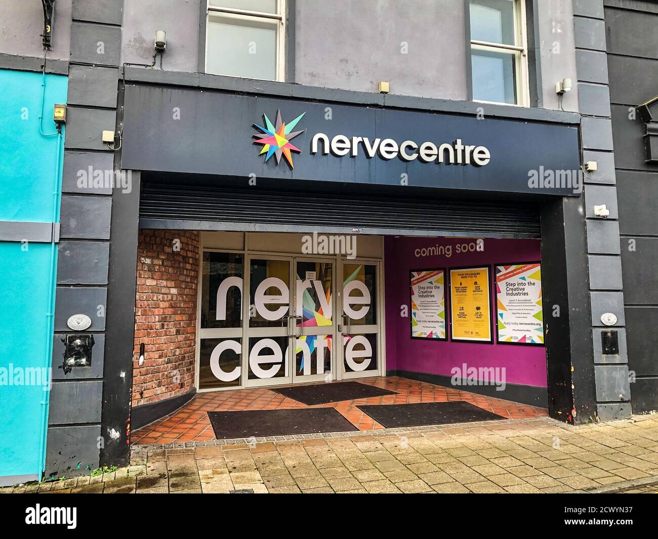 Derry, Irlande du Nord - 25 septembre 2020 : entrée principale et panneau pour le centre névralgique de Derry, Irlande du Nord. Banque D'Images