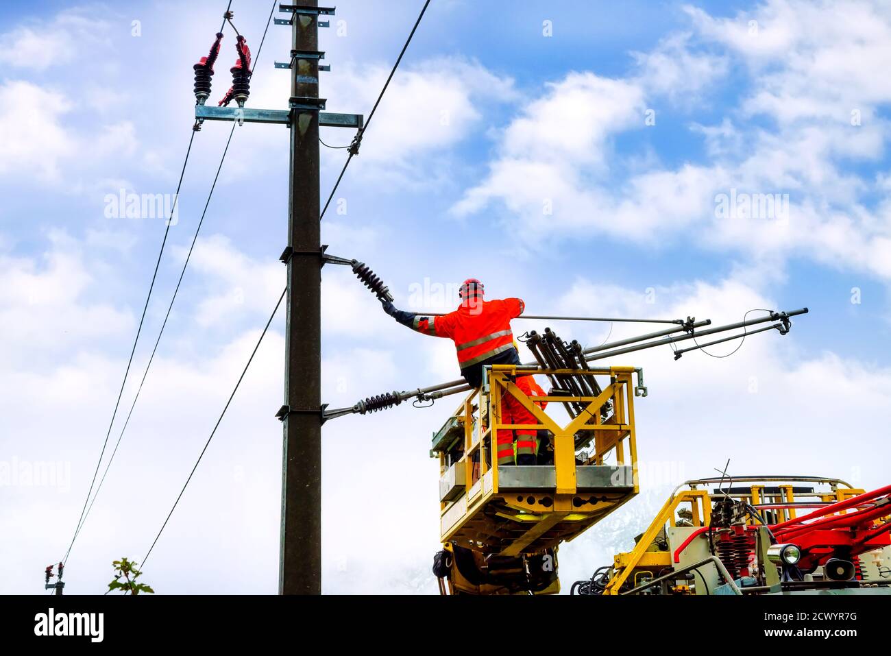 Chariot de la plate-forme de travail avec antenne pivotante librement la plate-forme de travail se retire ligne aérienne sur la ligne de chemin de fer Banque D'Images