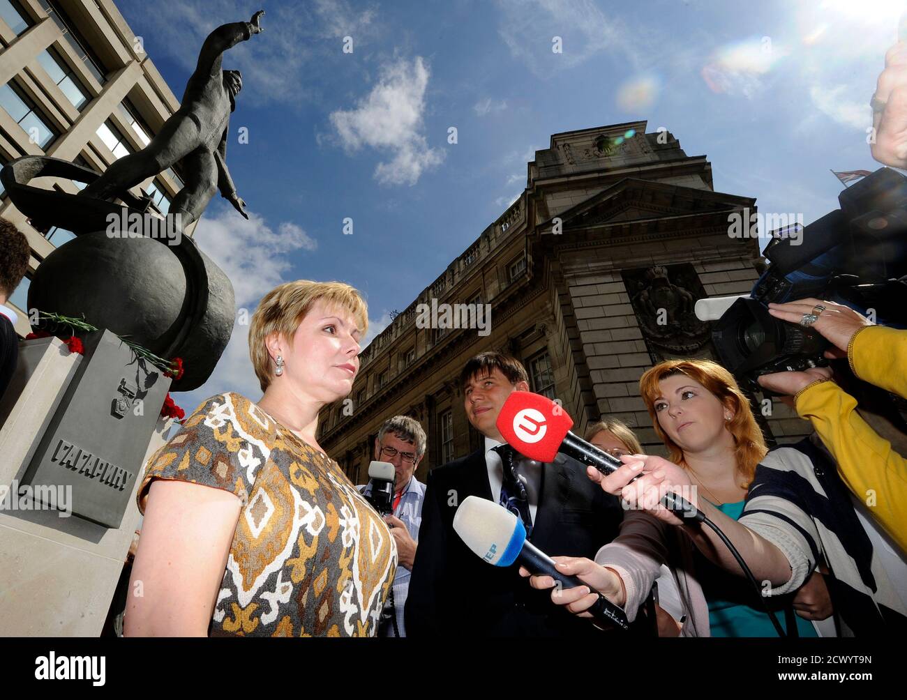 Elena Gagarina, the daughter of Yuri Gagarin, the first man in space, talks to the media after unveiling a statue of him outside the British Council headquarters in central London July 14, 2011 REUTERS/Paul Hackett (BRITAIN - Tags: SOCIETY POLITICS) Banque D'Images