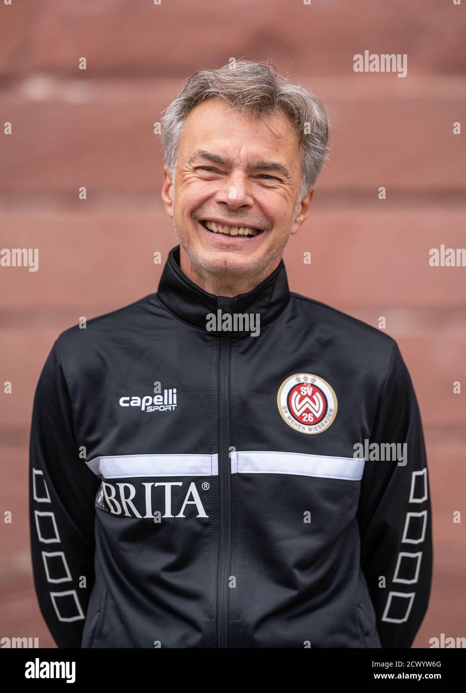 30 septembre 2020, Hessen, Wiesbaden: Photo de l'équipe du club de la troisième ligue SV Wehen Wiesbaden devant le Jagdschloss Platte à la périphérie de Wiesbaden: Le docteur de l'équipe Tammo Quitzau. Photo: Frank Rumpenhorst/dpa Banque D'Images