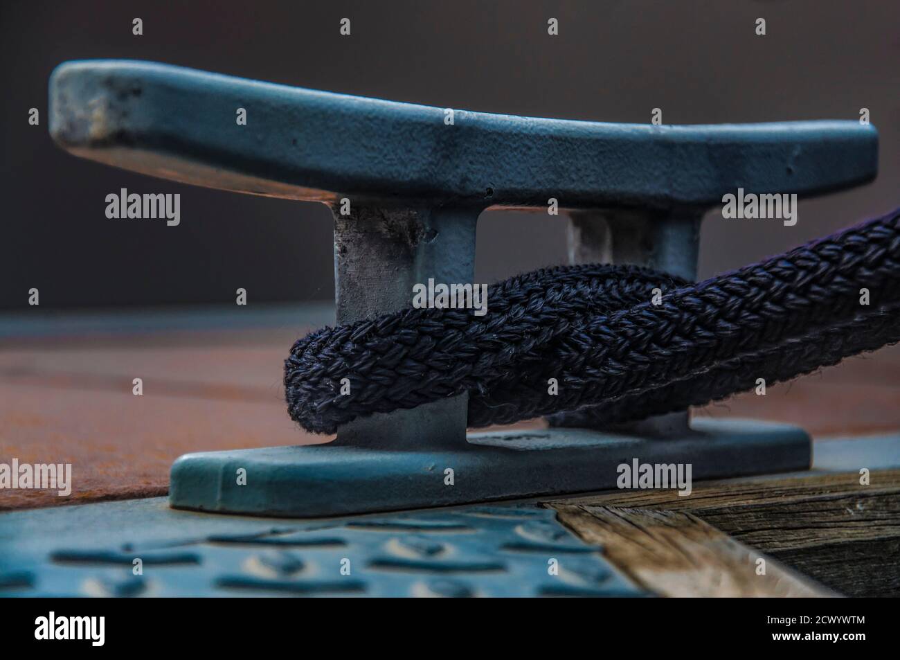 Gros plan de la cale du système d'accrochage avec une corde attachée autour. Concept visuel de connexion comme bateau attaché et lié au ponton. Banque D'Images