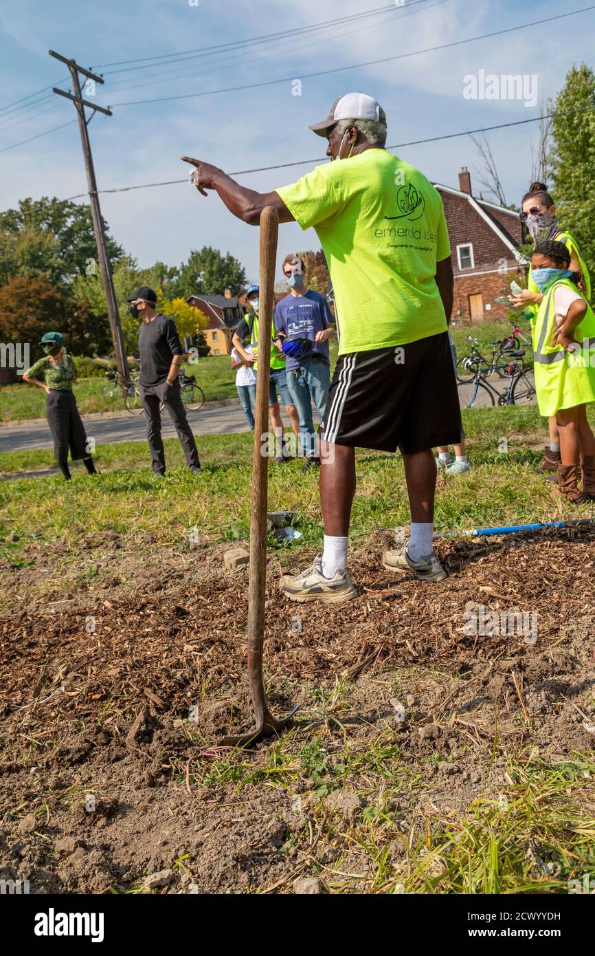 Detroit, Michigan - les membres de l'organisation communautaire Morningside participent à une visite à vélo des jardins dans leur quartier est. Les à Banque D'Images Detroit, Michigan - les membres de l'organisation communautaire Morningside participent à une visite à vélo des jardins dans leur quartier est. Les à Banque D'Images