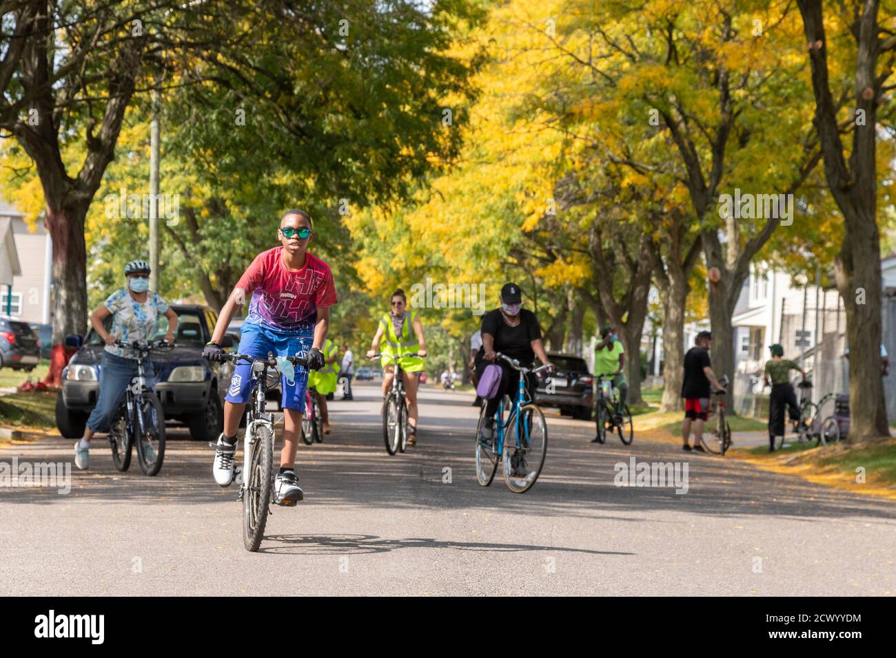 Detroit, Michigan - les membres de l'organisation communautaire Morningside participent à une visite à vélo des jardins dans leur quartier est. Les à Banque D'Images Detroit, Michigan - les membres de l'organisation communautaire Morningside participent à une visite à vélo des jardins dans leur quartier est. Les à Banque D'Images
