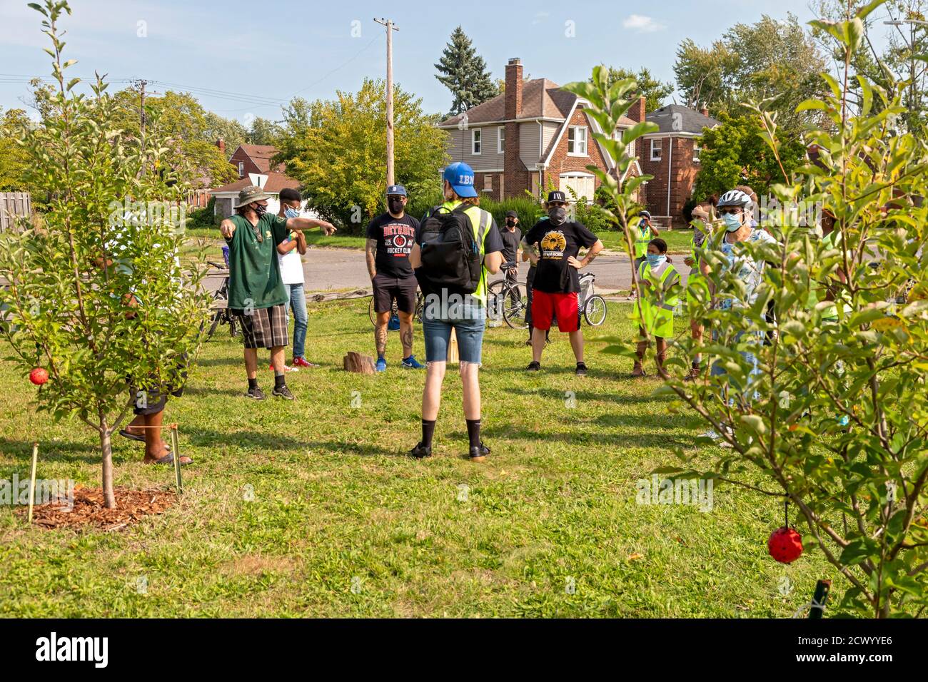 Detroit, Michigan - les membres de l'organisation communautaire Morningside participent à une visite à vélo des jardins dans leur quartier est. Les à Banque D'Images Detroit, Michigan - les membres de l'organisation communautaire Morningside participent à une visite à vélo des jardins dans leur quartier est. Les à Banque D'Images