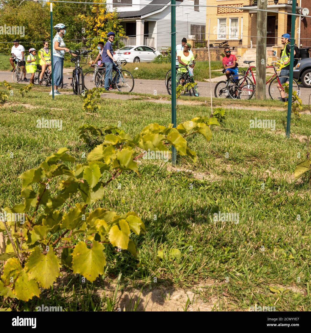 Detroit, Michigan - les membres de l'organisation communautaire Morningside participent à une visite à vélo des jardins dans leur quartier est. Les à Banque D'Images Detroit, Michigan - les membres de l'organisation communautaire Morningside participent à une visite à vélo des jardins dans leur quartier est. Les à Banque D'Images