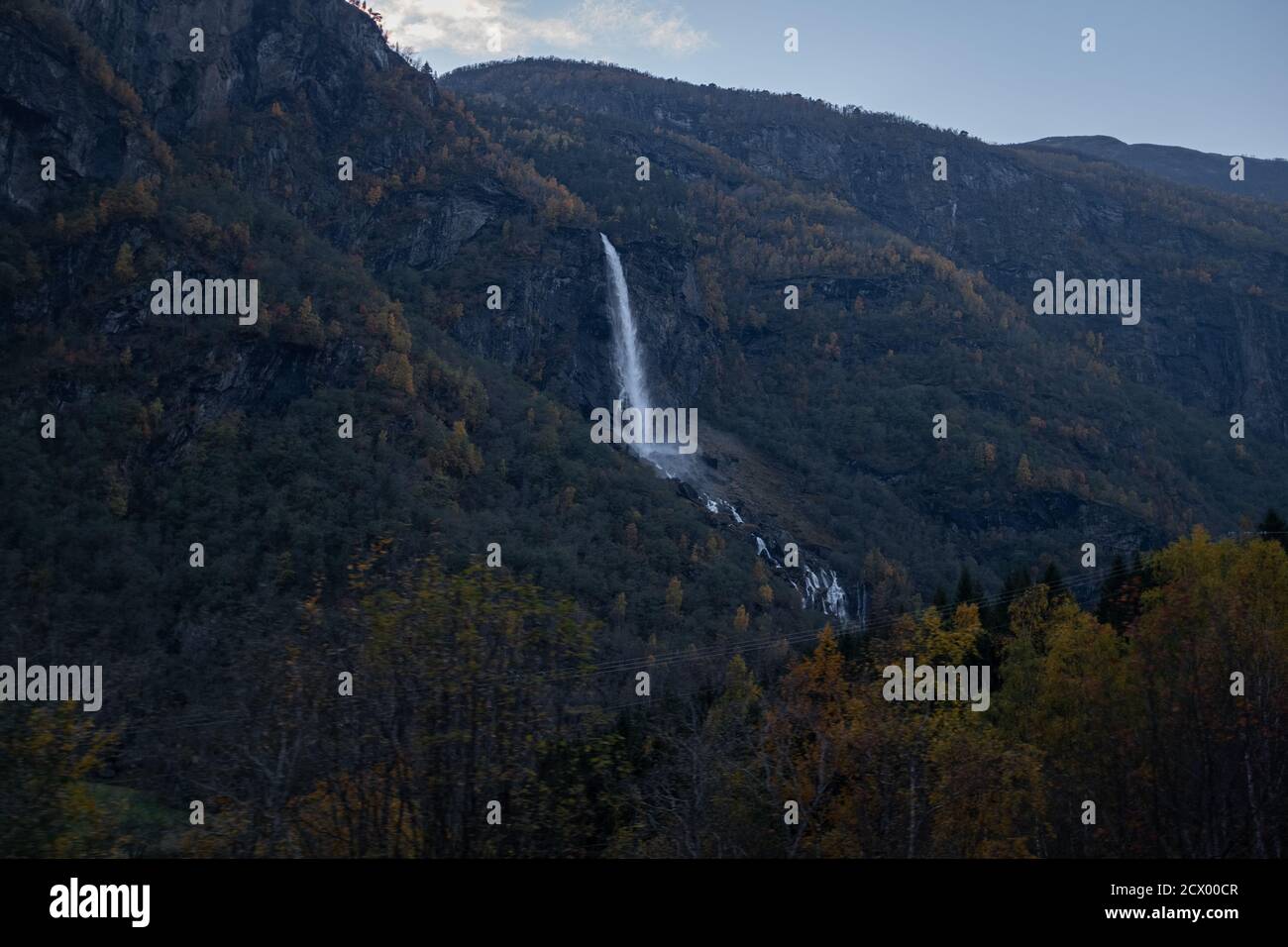 Chute d'eau de Kjossossen en automne. Norvège. Tir long. Banque D'Images