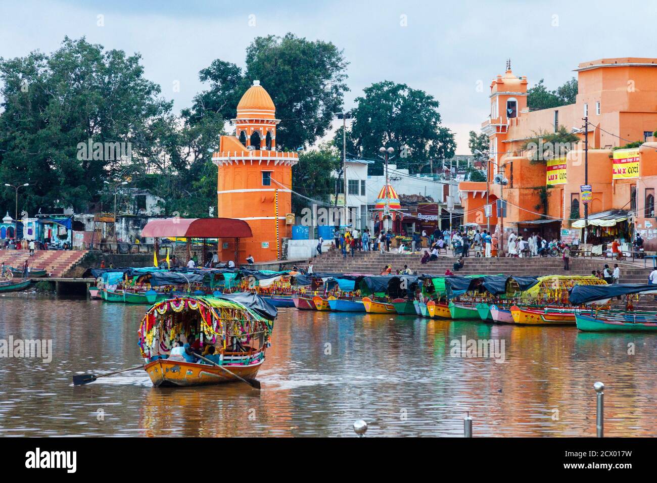 Chitrakoot, Madhya Pradesh, Inde : UN bateau navigue au-delà des marches de Ramghat sur le fleuve Mandakini où, pendant leur période d'exil, Lord Rama, Lakshmana Banque D'Images