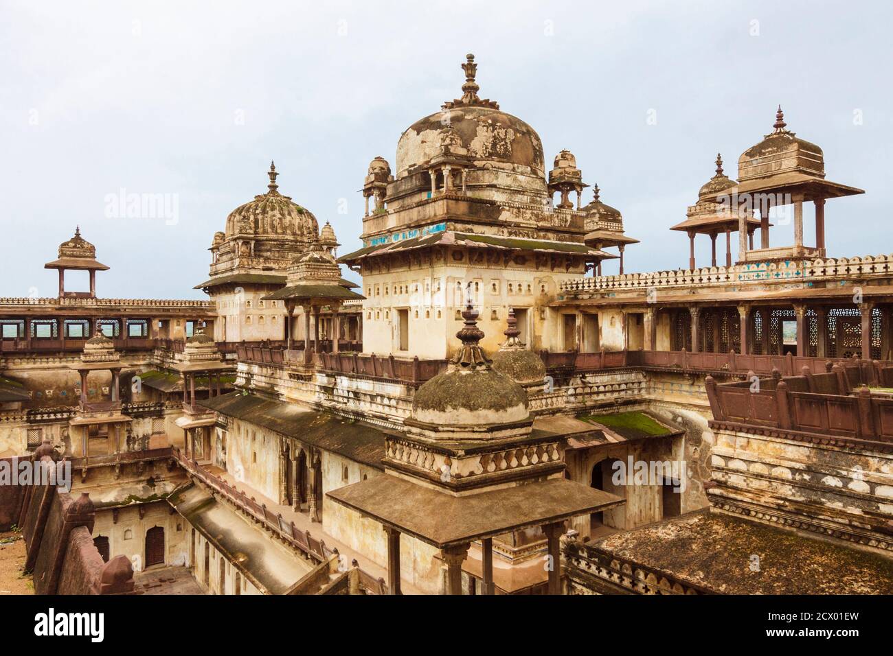 Orcha, Madhya Pradesh, Inde : Domes du palais Jahangir Mahal du XVIIe siècle dans le complexe du fort Orcha. Banque D'Images