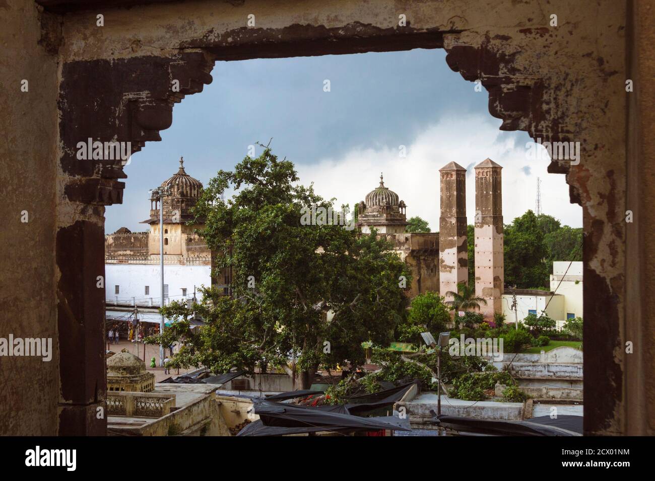 Orcha, Madhya Pradesh, Inde : Sawan Bhadon Palace dastagirs (deux tours attirantes adjacentes) glacières d'air de style perse, vu du Chaturbh Banque D'Images