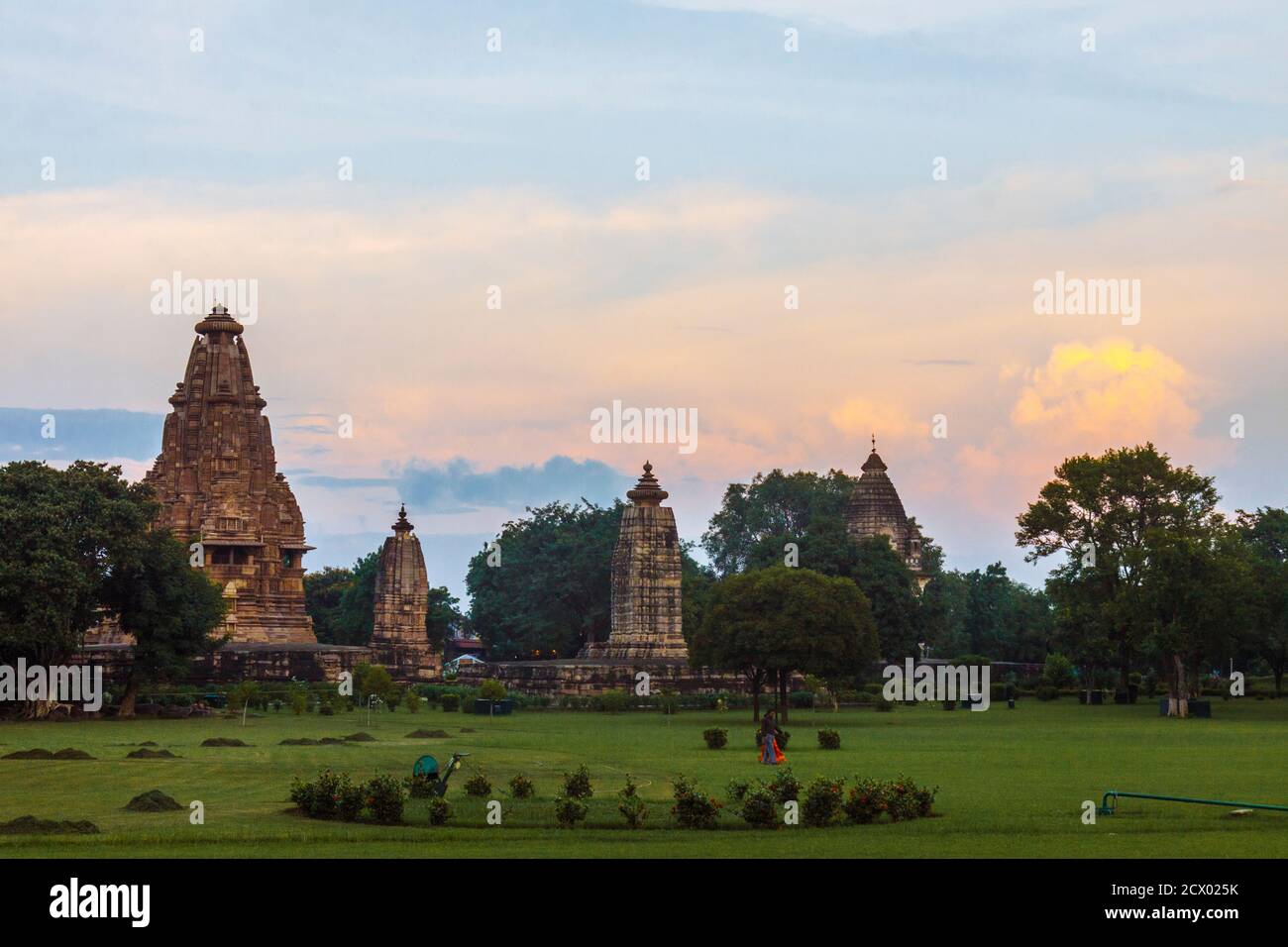 Khajuraho, Madhya Pradesh, Inde : vue au coucher du soleil sur les temples Vishvanatha (à gauche) et Parvati (à droite) faisant partie du groupe occidental de l'UNESCO World Her Banque D'Images