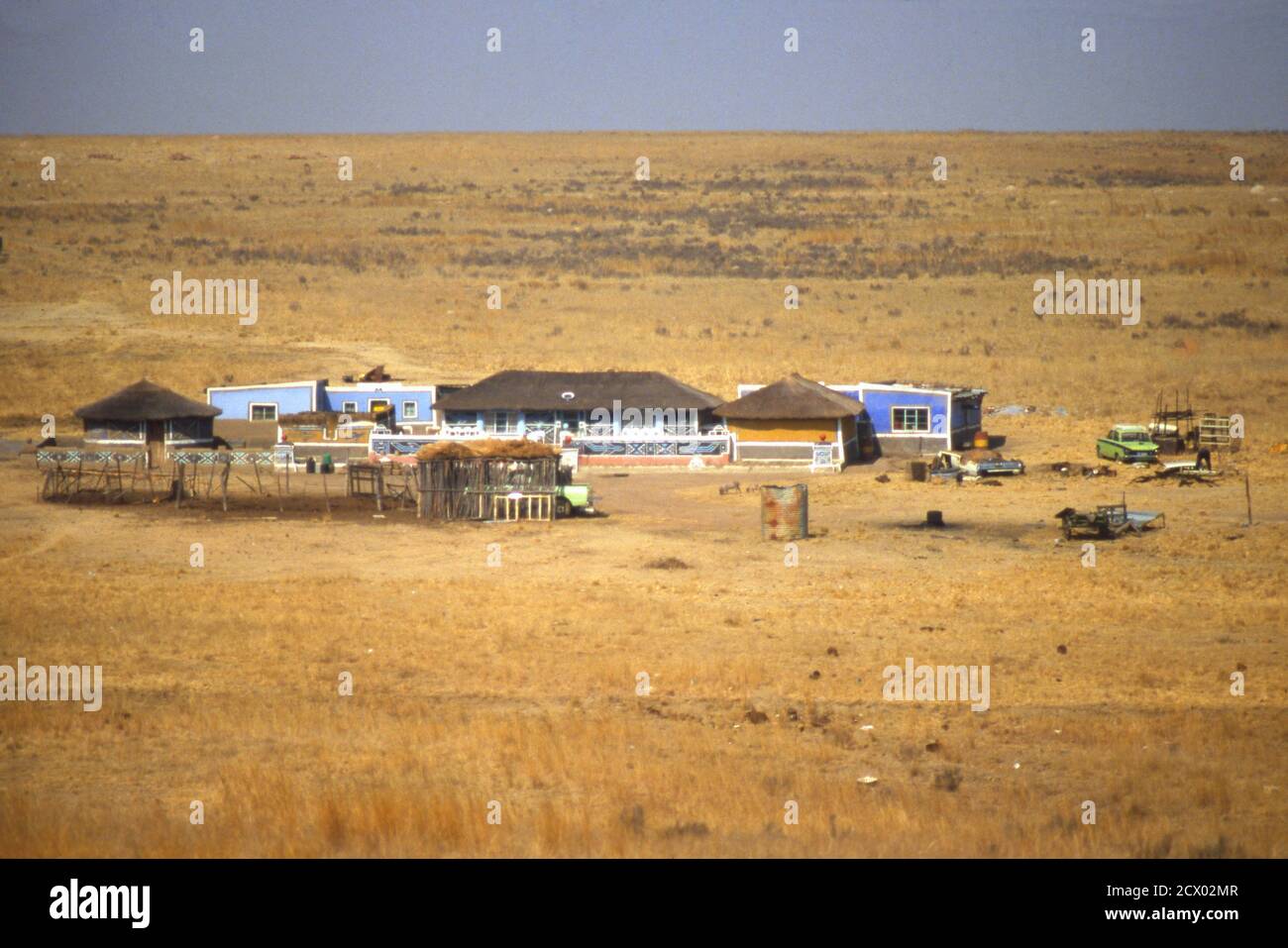Petit village de Ndebele dans une région éloignée, Afrique du Sud 1981 Banque D'Images
