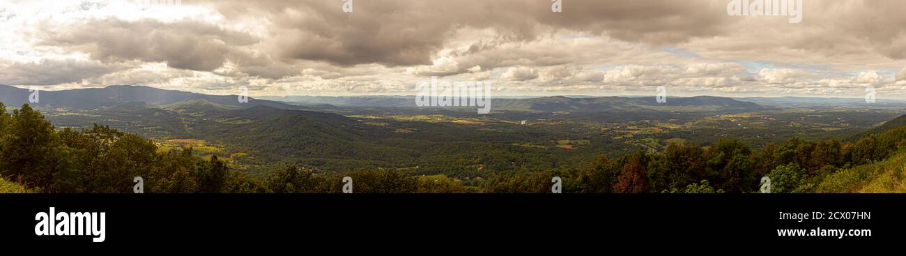 Vue panoramique si la vallée de Shenandoah est observée depuis une vue panoramique sur les gratte-ciel en voiture. L'image présente de vastes forêts couvrant des collines et des montagnes bleues Banque D'Images